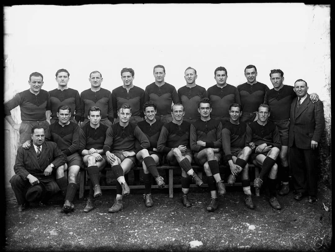  Stade Toulousain -  - Rugby - Équipe 1947 - Champions de France (Melet; Dutrain, Brouat, Gaussens, Sanchez; Baqué, Bergougnan; Caraguel, Noé, Barran (cap.); Fabre, Gaulène; Larzabal) Photo by:  | Siuxy Sports 1947-06-01