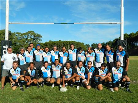 Equipo de rugby veteranos de Centro Naval, en la cancha de Camarones Pinamar